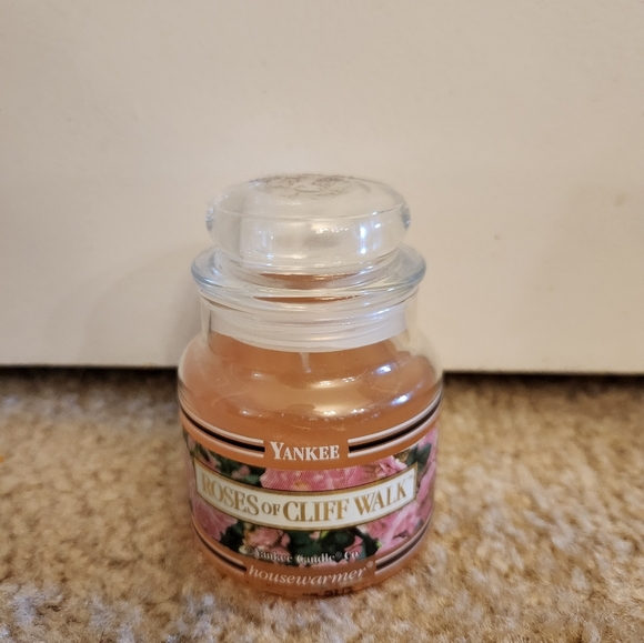 Yankee Candle - ROSES OF CLIFF WALK 3.7 Oz - Picture 1 of 1